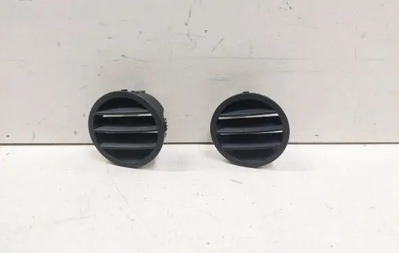 Toyota Avensis T250 Dashboard side air vent grill/cover trim