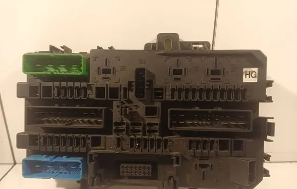 Opel Zafira B Fuse module 13206759 0017 0812