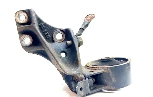 Toyota Yaris Engine mount bracket