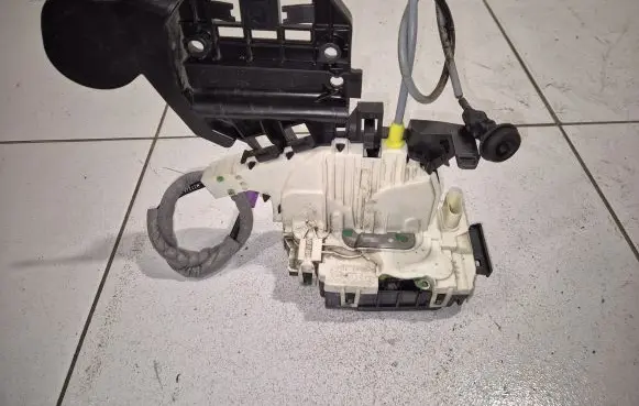 Mercedes-Benz ML W166 Front door lock A1667200135