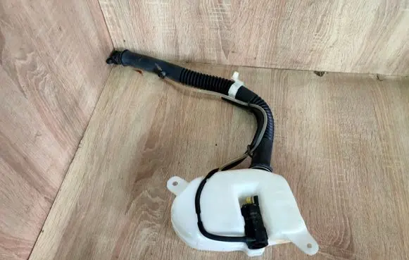 Mitsubishi Pajero Sport I Windshield washer fluid reservoir/tank 860141145 8603101260