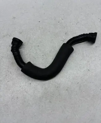 Volkswagen PASSAT B6 Breather hose/pipe 06H103221J
