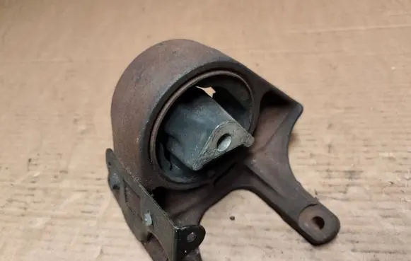Jeep Cherokee III KJ Engine mount bracket
