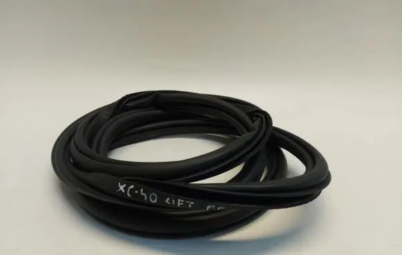 Volvo XC40 Rubber seal front coupe door window VOLVOXC405522