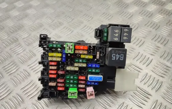 Volkswagen PASSAT B8 Fuse module 5Q0937615C