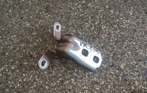 Buick Encore I Front door upper hinge