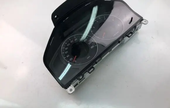 Volvo V70 Speedometer (instrument cluster) 31254535AA