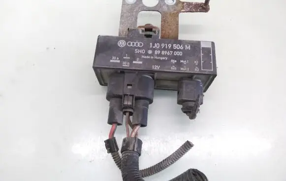 Volkswagen Polo IV 9N3 Coolant fan relay 1J0919506