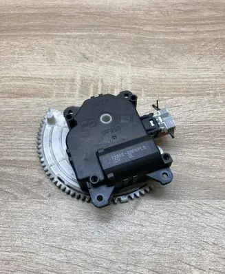 Toyota Avensis T270 Air flap motor/actuator 138002800