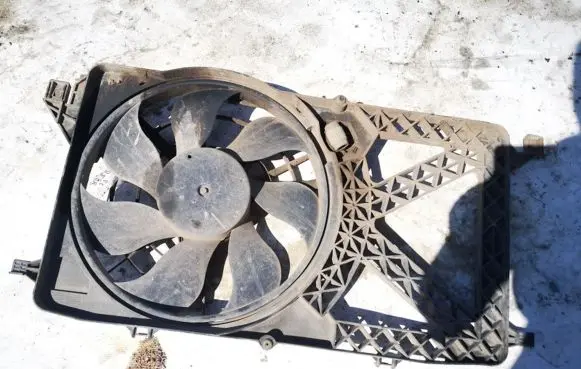 Radiator cooling fan shroud