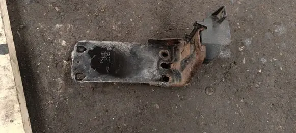 BMW 3 E90 E91 Radiator mount bracket 51647117812