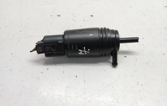 BMW 5 E39 Windscreen/windshield washer pump 8377612 67128377612