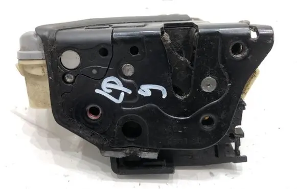 Volkswagen PASSAT B6 Front door lock 3C1837015A