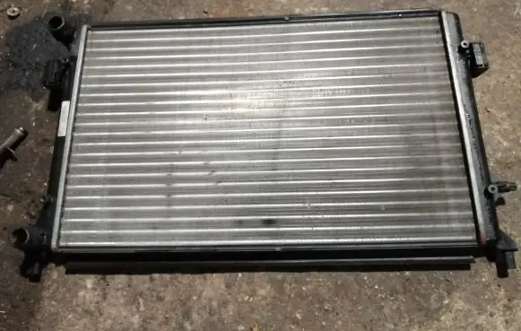 Volkswagen Golf Plus Coolant radiator 1K0121521P