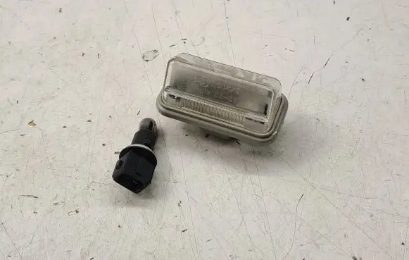 Toyota Avensis T250 Number plate light 8127005042