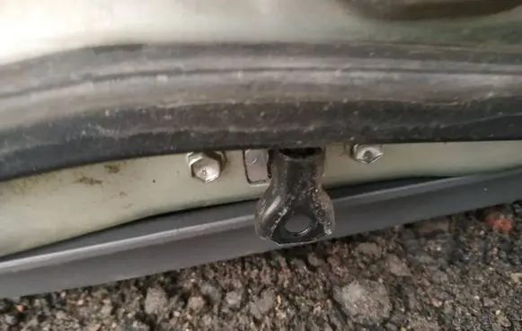 Toyota Prius (XW20) Rear door check strap stopper