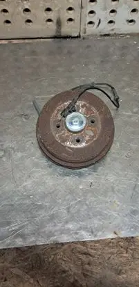 Nissan Note (E11) Rear wheel hub