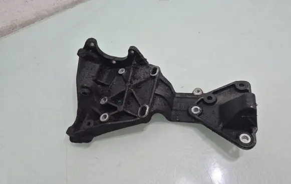 Volvo XC60 Generator/alternator bracket 