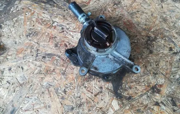 Audi A4 S4 B6 8E 8H Vacuum pump 06D145100D