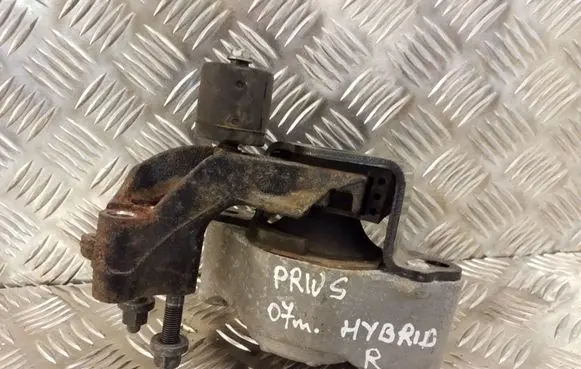Toyota Prius (XW20) Engine mount bracket