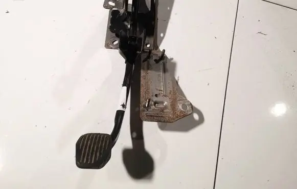 Mazda 3 I Brake pedal 