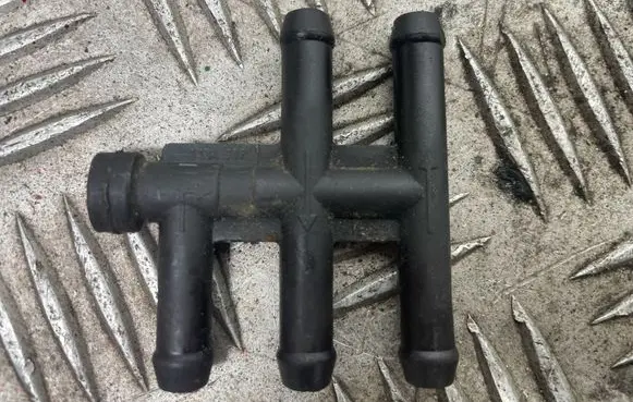 BMW 5 E39 Fuel distributor 1184632