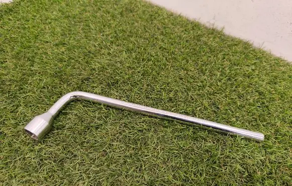 Mercedes-Benz ML W164 Wheel nut wrench A2215810001