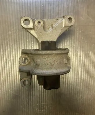 Engine mount bracket