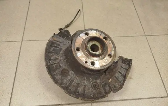 Front wheel hub