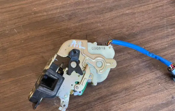 KIA Sorento Rear door lock 030313