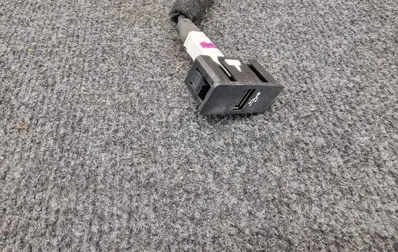 BMW 4 F32 F33 USB socket connector 9230248 6982242