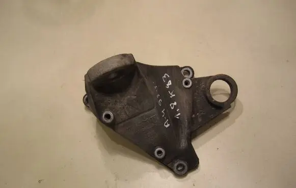 Engine mounting bracket