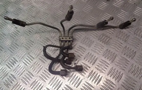 Mazda 323 Fuel injector supply line/pipe 