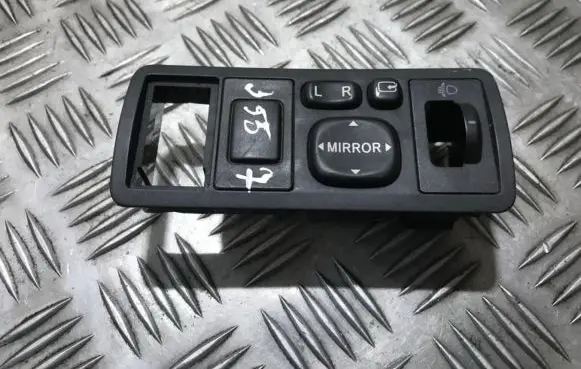 Toyota Avensis T250 Wing mirror switch 777667