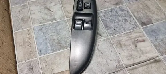 Toyota Yaris Electric window control switch 0113E06