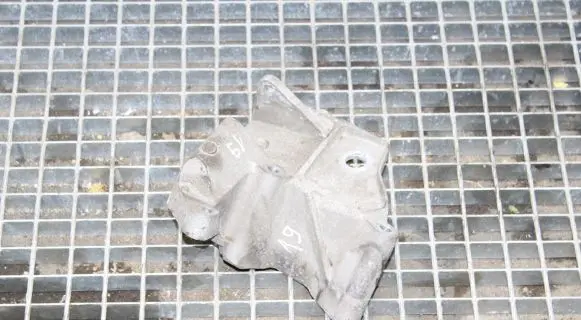 Volvo V70 Engine mounting bracket 6G926F030BA