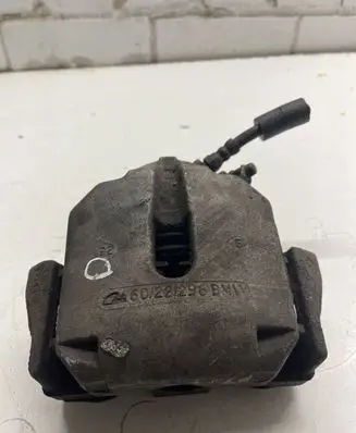 BMW 5 E39 Front brake caliper 6022296