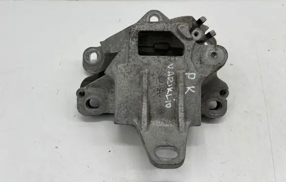 Mazda CX-30 Engine mount bracket