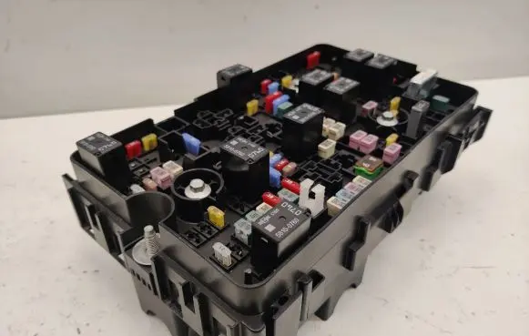 Chrysler Pacifica Fuse module 68233193AD