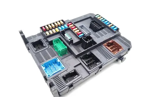 Peugeot 208 I Fuse module 9819850080