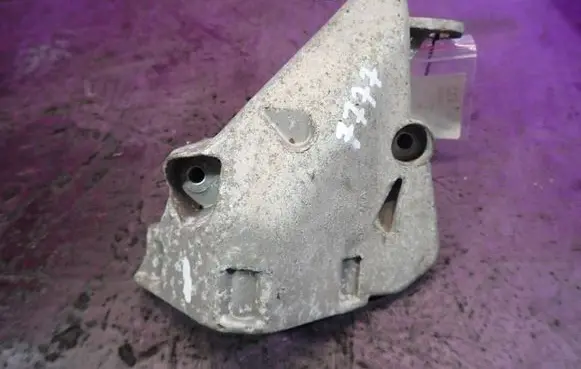 Volkswagen Polo IV 9N3 Engine mounting bracket 045199207M