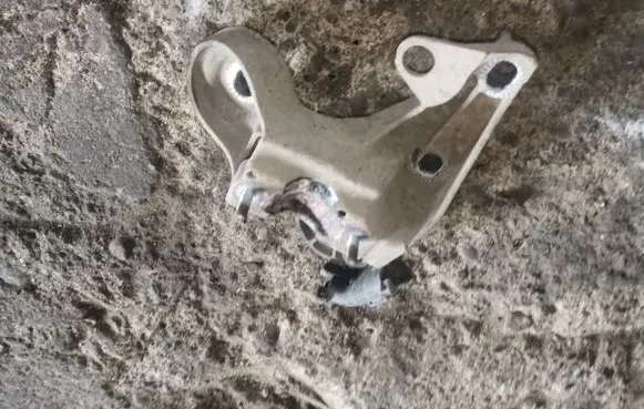 Audi A4 S4 B7 8E 8H Engine mounting bracket 8E0199352N
