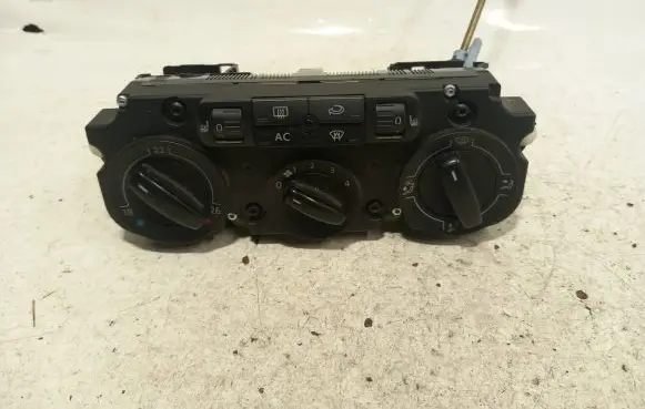 Volkswagen PASSAT B6 Climate control unit