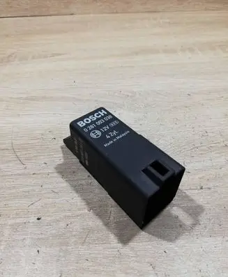 Volkswagen Caddy Glow plug pre-heat relay 038907281D