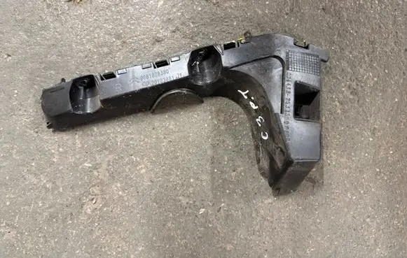 Rear bumper mounting bracket