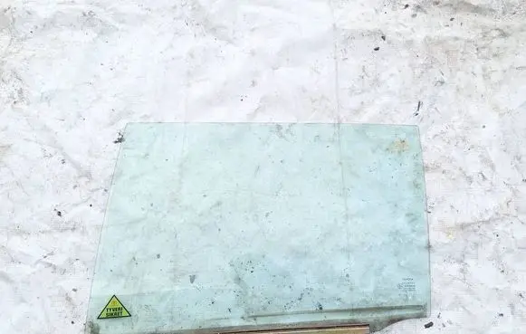 Toyota Avensis T250 Rear door window glass as2