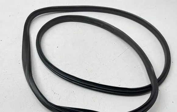 Renault Captur Front door rubber seal 808321700R