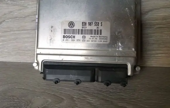 Volkswagen PASSAT B5 Engine control unit/module 8D0907558S 0261204956 26SA5282