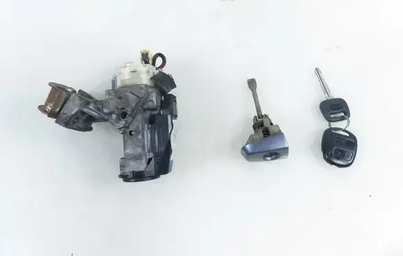 Toyota Corolla Verso E121 Ignition lock 8978313010