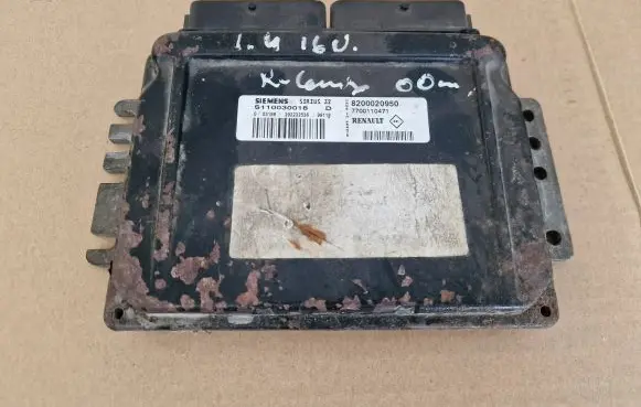 Renault Megane II Engine control unit/module S110030018D 8200020950